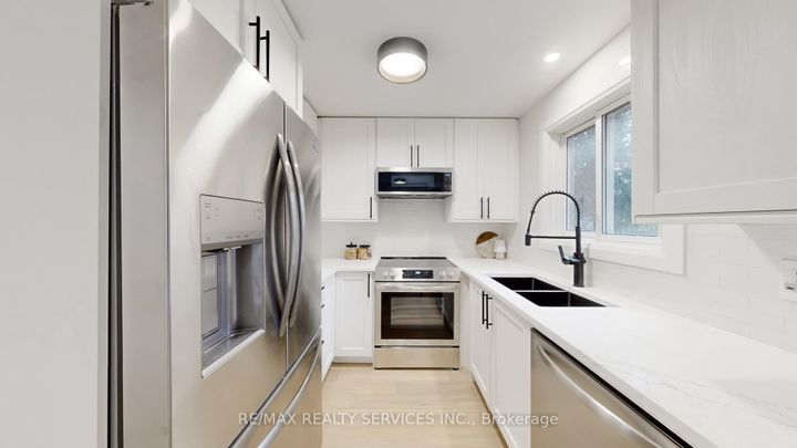 Photo 13 at 26 Mayfair Crescent, Central Park, Brampton