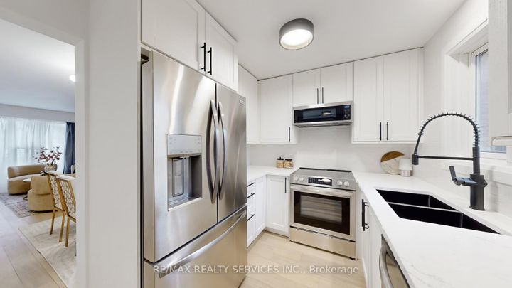 Photo 14 at 26 Mayfair Crescent, Central Park, Brampton