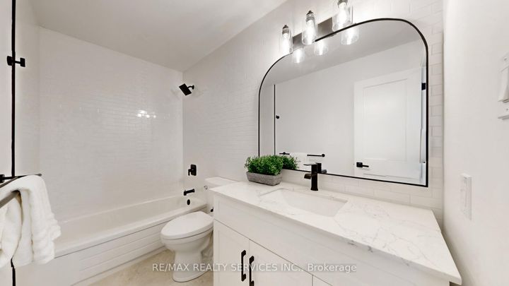 Photo 25 at 26 Mayfair Crescent, Central Park, Brampton