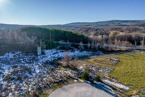 Photo 1 at 21 RAINTREE Court, Rural Clearview, Clearview