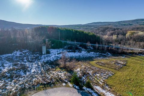 Photo 2 at 21 RAINTREE Court, Rural Clearview, Clearview