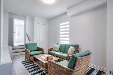 Photo 7 at 28 - 40 Sandlewood Court, Bayview Wellington, Aurora