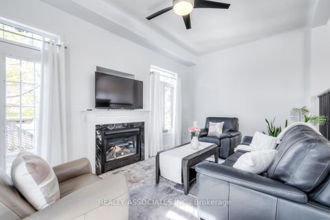 Photo 10 at 28 - 40 Sandlewood Court, Bayview Wellington, Aurora