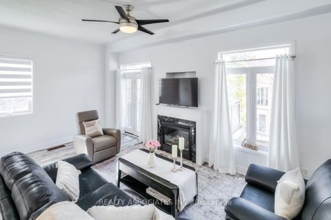 Photo 11 at 28 - 40 Sandlewood Court, Bayview Wellington, Aurora