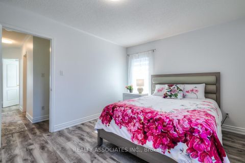 Photo 23 at 28 - 40 Sandlewood Court, Bayview Wellington, Aurora