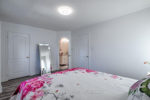 Photo 24 at 28 - 40 Sandlewood Court, Bayview Wellington, Aurora