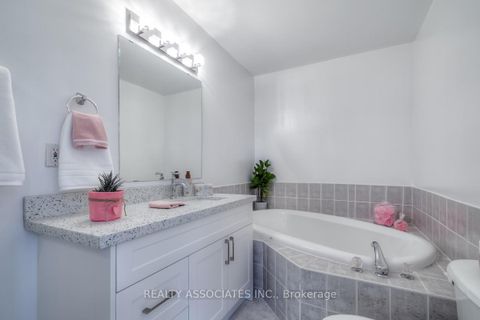 Photo 25 at 28 - 40 Sandlewood Court, Bayview Wellington, Aurora