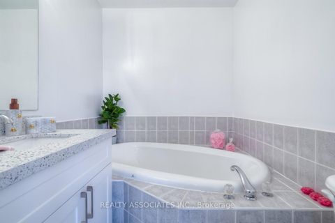 Photo 26 at 28 - 40 Sandlewood Court, Bayview Wellington, Aurora