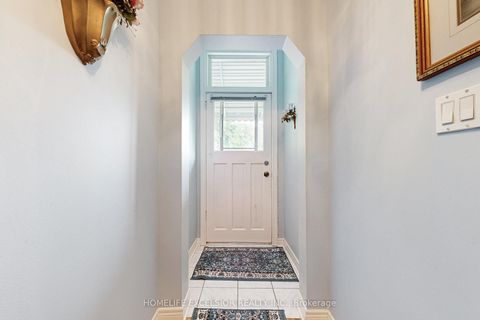 Photo 3 at 32 Argyle Street, Bellwoods, Toronto