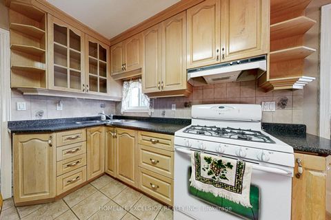 Photo 13 at 32 Argyle Street, Bellwoods, Toronto