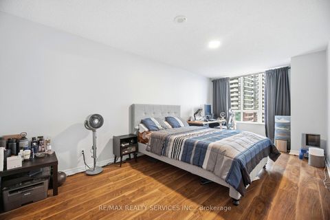 Photo 11 at 909 - 335 Rathburn Road W, City Centre, Mississauga