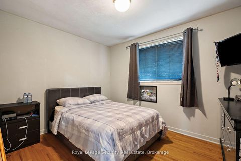 Photo 4 at 27 Belleglade Court, Humbermede, Toronto