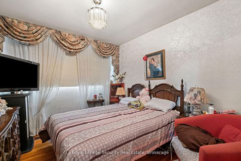 Photo 6 at 27 Belleglade Court, Humbermede, Toronto