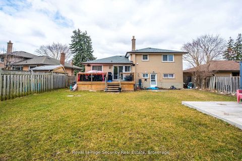 Photo 12 at 27 Belleglade Court, Humbermede, Toronto