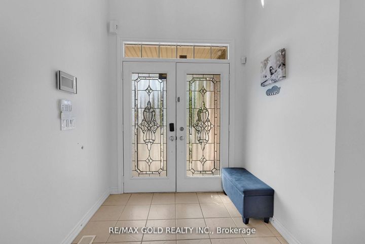 Photo 4 at 39 Darren Road, Vales of Castlemore North, Brampton