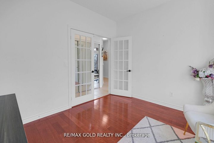 Photo 5 at 39 Darren Road, Vales of Castlemore North, Brampton