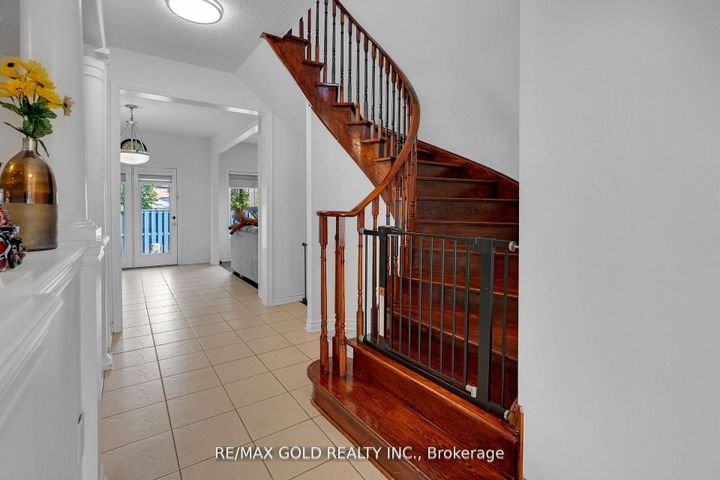 Photo 12 at 39 Darren Road, Vales of Castlemore North, Brampton