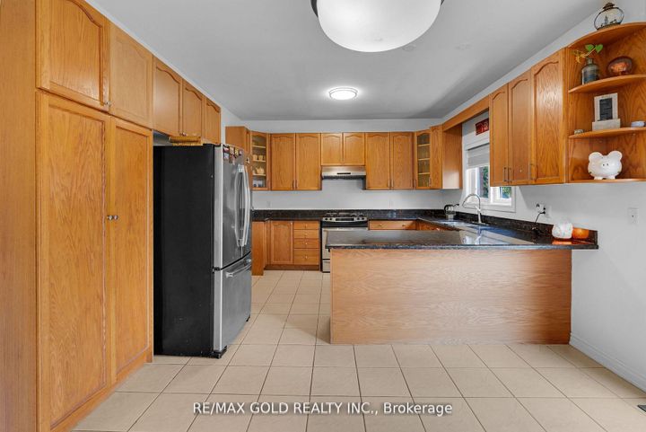 Photo 13 at 39 Darren Road, Vales of Castlemore North, Brampton