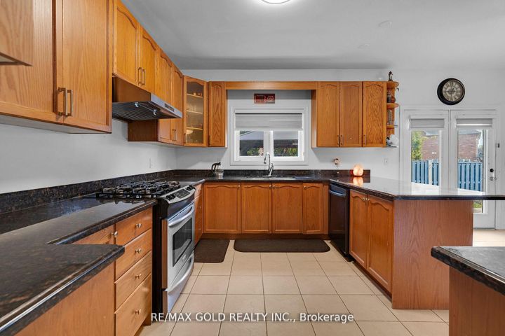 Photo 14 at 39 Darren Road, Vales of Castlemore North, Brampton