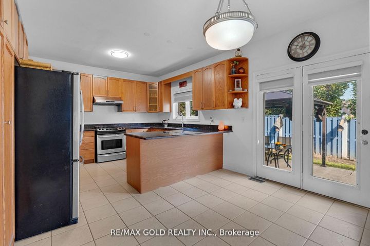 Photo 17 at 39 Darren Road, Vales of Castlemore North, Brampton