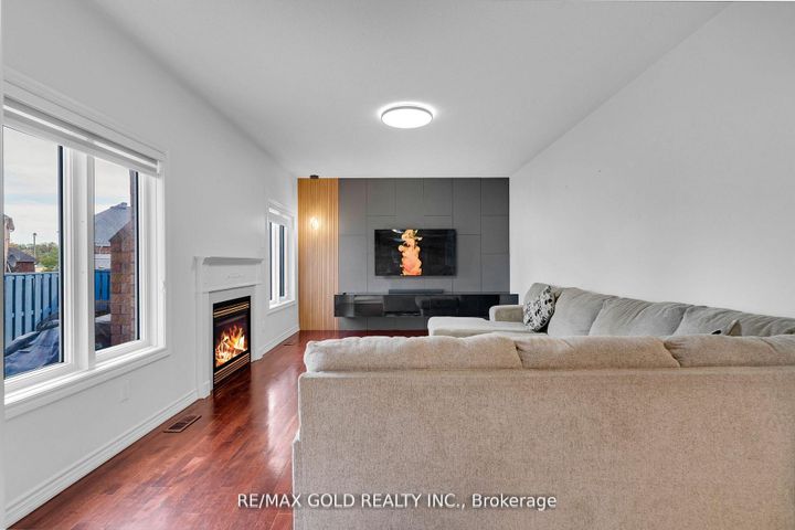 Photo 18 at 39 Darren Road, Vales of Castlemore North, Brampton