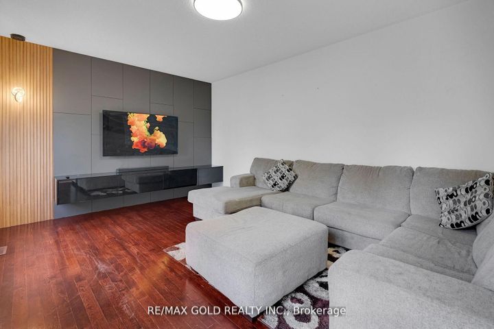 Photo 20 at 39 Darren Road, Vales of Castlemore North, Brampton