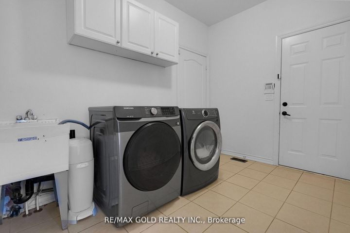 Photo 21 at 39 Darren Road, Vales of Castlemore North, Brampton