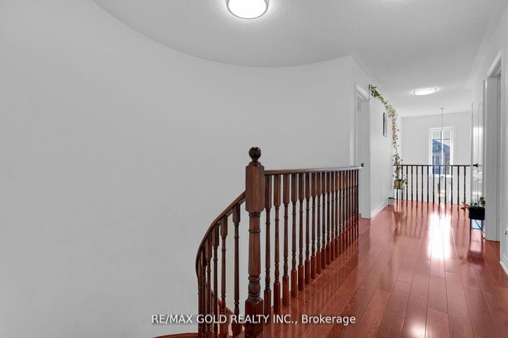 Photo 22 at 39 Darren Road, Vales of Castlemore North, Brampton