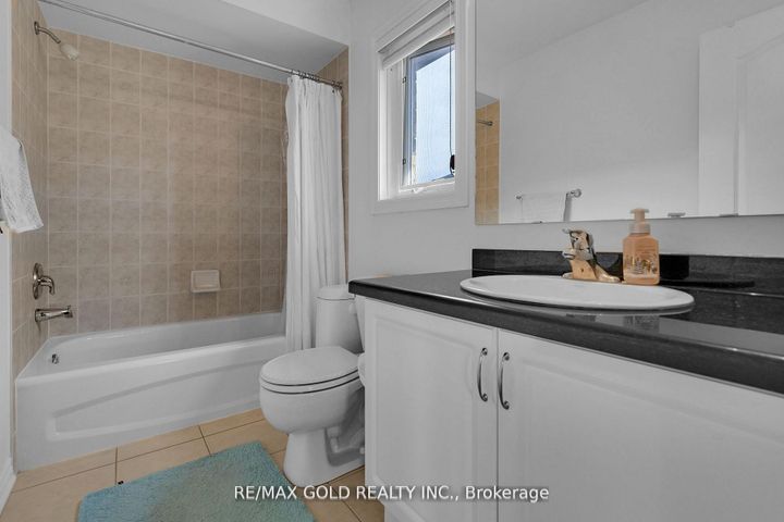 Photo 30 at 39 Darren Road, Vales of Castlemore North, Brampton