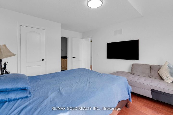 Photo 32 at 39 Darren Road, Vales of Castlemore North, Brampton