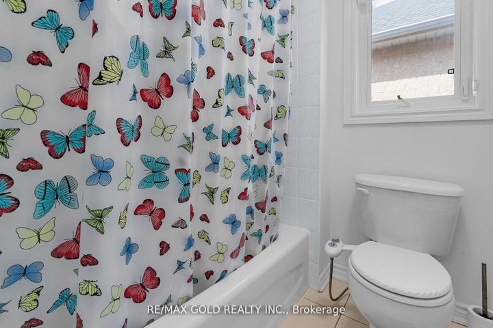 Photo 33 at 39 Darren Road, Vales of Castlemore North, Brampton