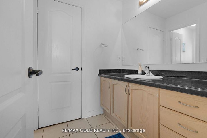 Photo 34 at 39 Darren Road, Vales of Castlemore North, Brampton