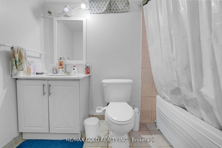 Photo 37 at 39 Darren Road, Vales of Castlemore North, Brampton