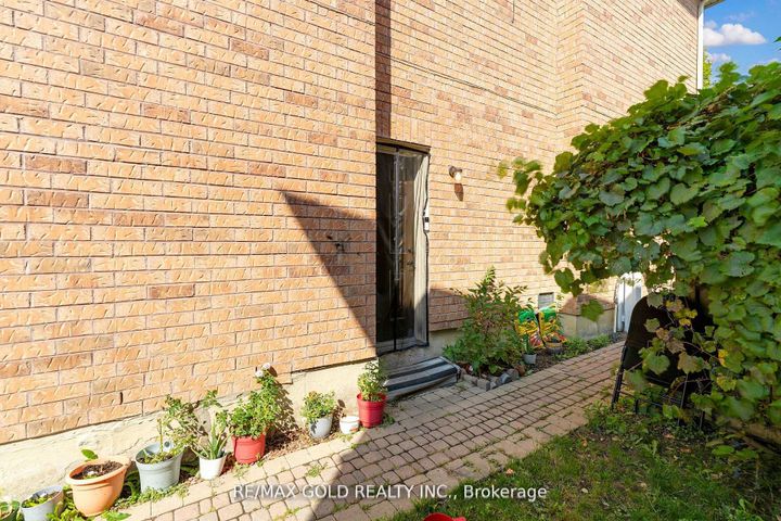 Photo 39 at 39 Darren Road, Vales of Castlemore North, Brampton