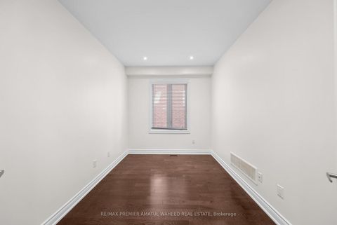 Photo 10 at 144 Ironside Drive, Vellore Village, Vaughan