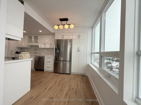 Photo 5 at 1106 - 7601 Bathurst Street, Yorkhill, Vaughan