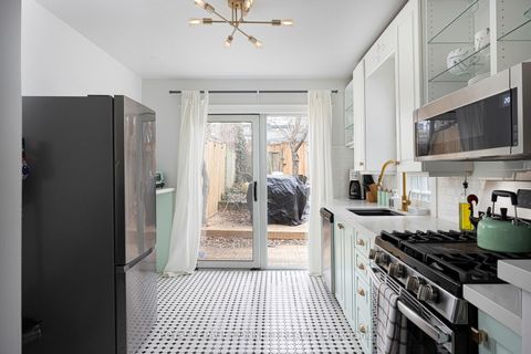 Photo 10 at 238 River Street, South St. James Town, Toronto