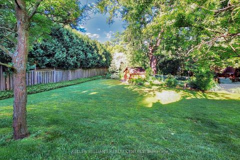 Photo 4 at 27 Hawthorne Lane, Aurora Village, Aurora