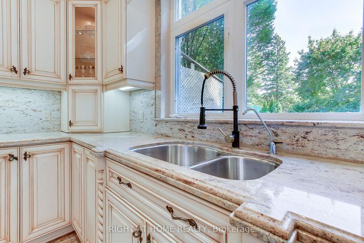 Photo 12 at 185 King High Drive, Beverley Glen, Vaughan