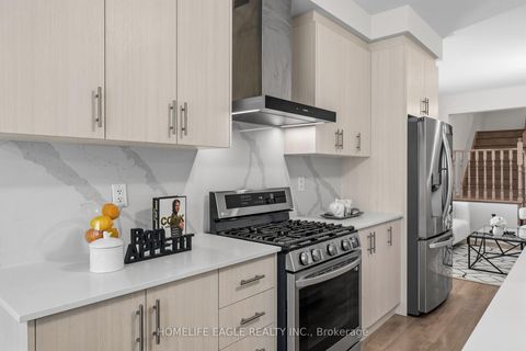 Photo 4 at 20 Viola Street, Sharon, East Gwillimbury