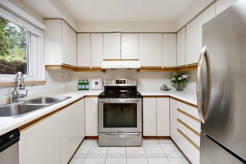 Photo 10 at 57 Cobblestone Drive, Don Valley Village, Toronto