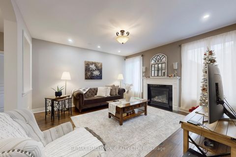 Photo 2 at 192 Tonner Crescent, Bayview Northeast, Aurora