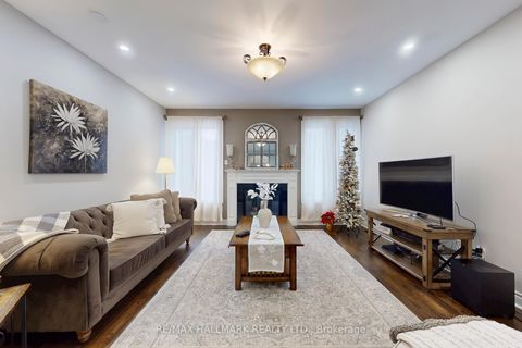 Photo 3 at 192 Tonner Crescent, Bayview Northeast, Aurora