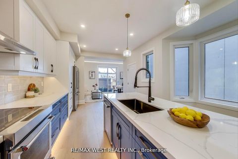 Photo 5 at 21 Rolyat Street, Bellwoods, Toronto