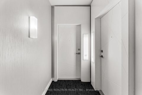 Photo 4 at 807 - 14 York Street, Waterfront Communities C1, Toronto