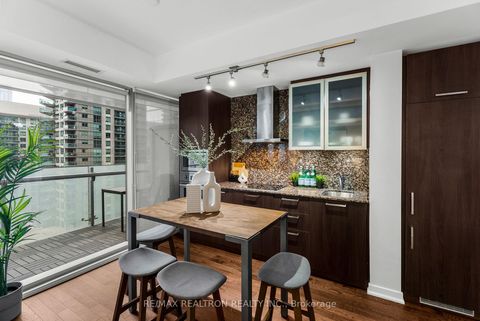 Photo 11 at 807 - 14 York Street, Waterfront Communities C1, Toronto