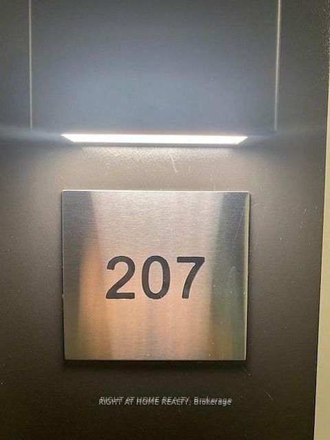 Photo 7 at 207 - 6 DAVID EYER Road, Rural Richmond Hill, Richmond Hill