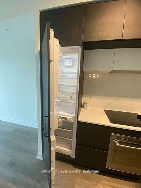 Photo 11 at 207 - 6 DAVID EYER Road, Rural Richmond Hill, Richmond Hill