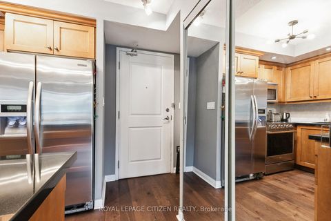 Photo 2 at 121 - 900 Mount Pleasant Road, Mount Pleasant West, Toronto