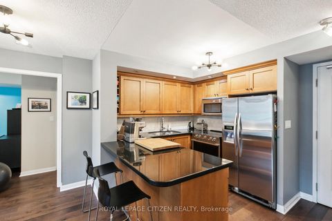 Photo 16 at 121 - 900 Mount Pleasant Road, Mount Pleasant West, Toronto